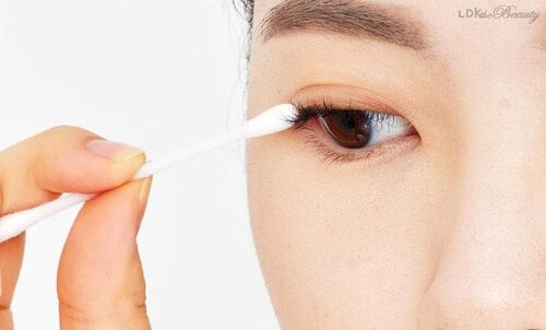 2:目頭や目尻は綿棒を使って イメージ