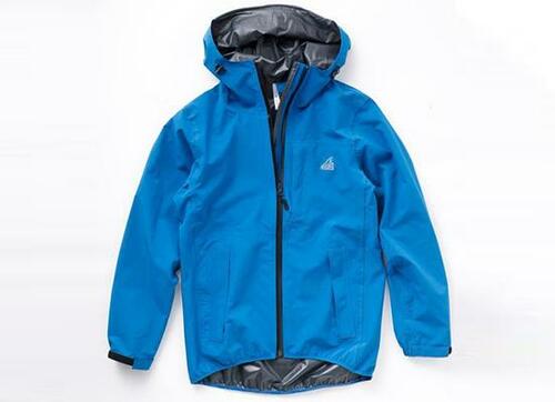 ワークマンの「R600」は 街着でもいけるレインウェア イメージ