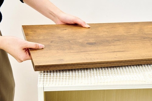 ステップ3：すべり止めシートを敷いて天板をのせる イメージ