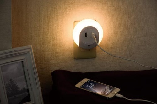 枕元のスマホをすぐに探せるセンサー式の充電ポート イメージ