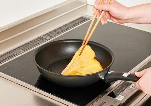 フライパンの半分を1000回こすり、薄焼き卵がはがれるかをチェック フライパンおすすめ イメージ2
