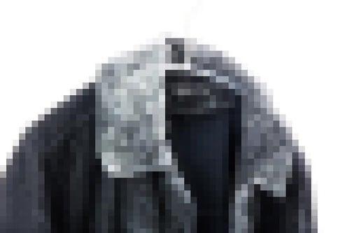 まずはカビ用ミストで表面を覆うカビを拭い去る イメージ