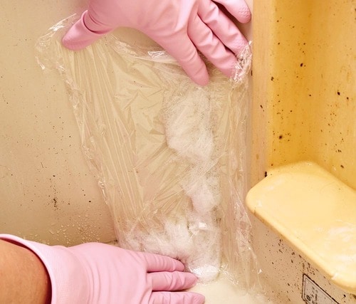 2：広範囲のカビは泡パックで放置 カビ取りスプレーおすすめ イメージ