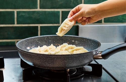 ポイント2：焼き色を付けたい料理は一旦火を止めてから焼く フライパンおすすめ イメージ