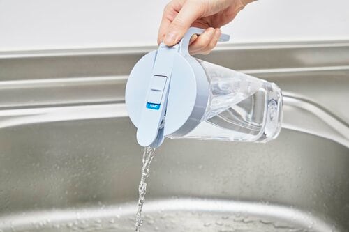 フタにロックが付いているから漏れる心配なし 横置きできる冷水筒おすすめ イメージ