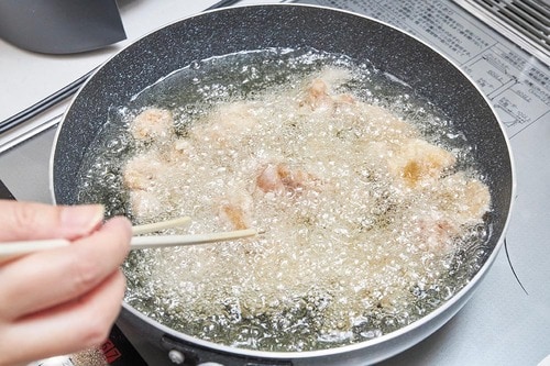 フライ：食材が油に浸かる イメージ