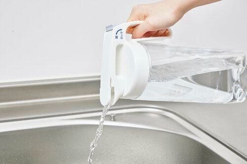 水切れが良く注ぎやすい 横置きできる冷水筒おすすめ イメージ