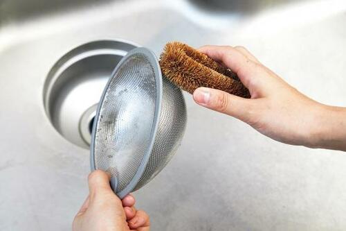 排水口は月1回「粉洗剤」を使えば触らずスッキリ解決!