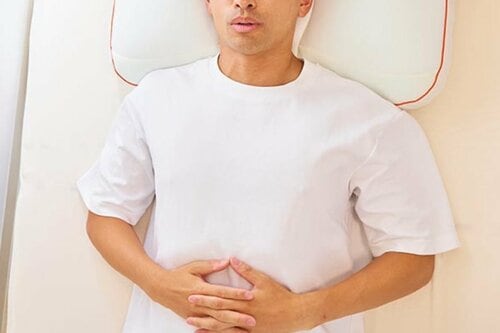 枕に横になる人