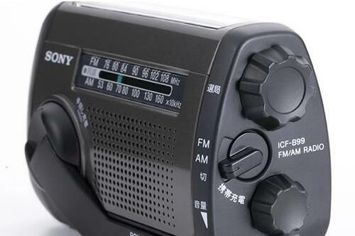 1分の手回しで3時間も聴けるポータブルラジオ「 ICF-B99」