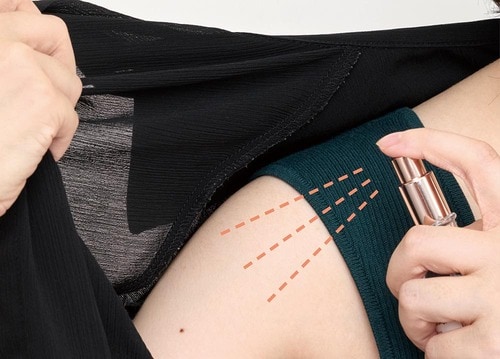 肩に香水をつけている写真