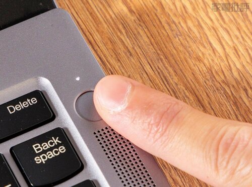 指紋認証対応の電源は独立して配置 ノートパソコンおすすめ イメージ