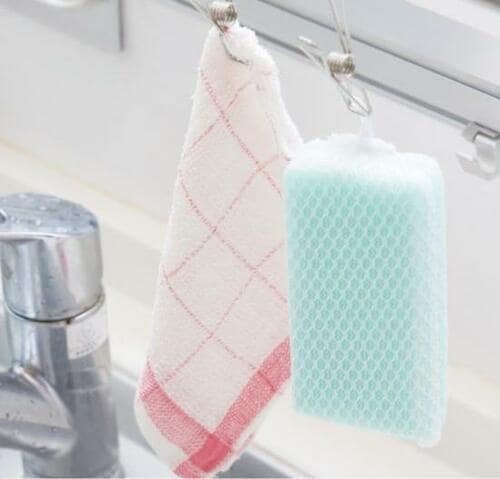 ジメジメしがちなスポンジは「吊して乾かす」が正解です！ イメージ