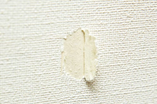 壁紙のはがれは専用のりとローラー補修穴がわからないほど完璧に
