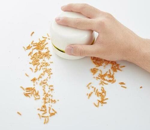 デスクのゴミをすぐ掃除！ ソニック「卓上そうじ機」 イメージ2