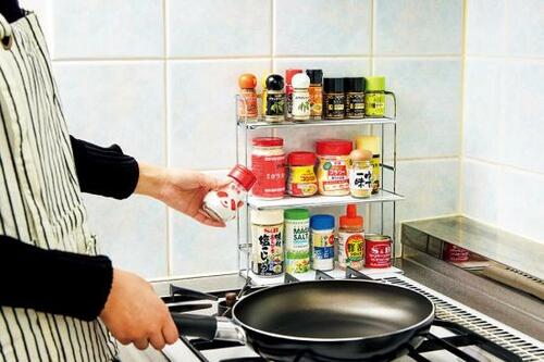 解決アイテムは使いやすい「タテ型調味料ラック」です イメージ