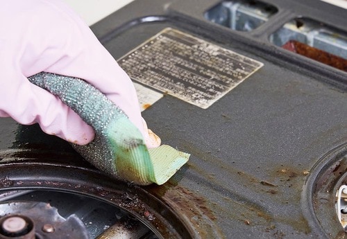 4:スポンジでこすり水拭きして仕上げる イメージ