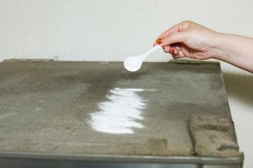 長年放っておいたベタベタ汚れは重曹の力でこすり落とす！ イメージ