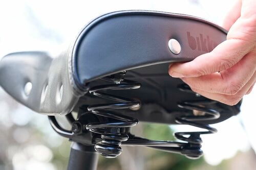 スタンドを出すときにサドルの後ろを持ちにくい 電動アシスト自転車おすすめ イメージ