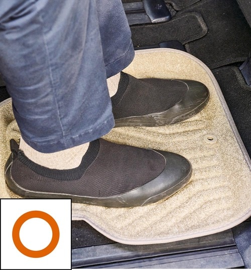 靴底の汚れをこぼさずキャッチ 車用フロアマットおすすめ イメージ