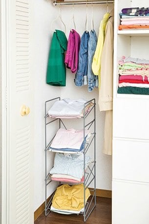 シャツやおしゃれ着を畳んで飾る！シューズラックをショップ風に活用 イメージ