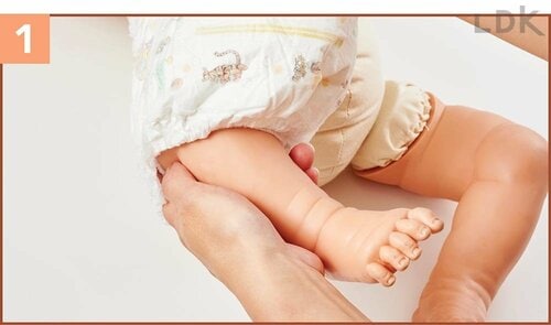 1：片足ずつ通す 紙おむつ(パンツタイプ)おすすめ イメージ