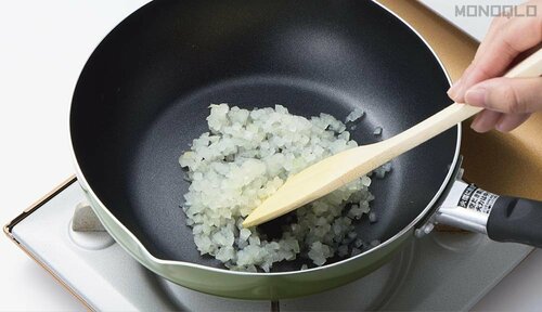 STEP1：玉ねぎを炒める 冷凍玉ねぎのみじん切りおすすめ イメージ