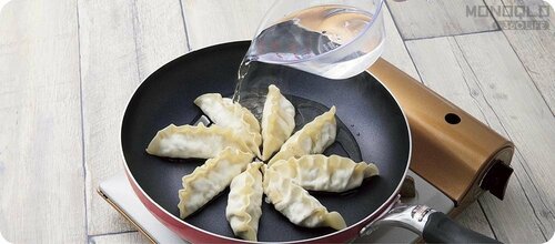 STEP4：お湯を回し入れる 冷凍餃子おすすめ イメージ