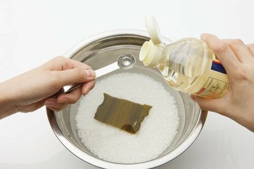 料理酒と乾燥昆布を用意!古くなったお米がおいしくなります
