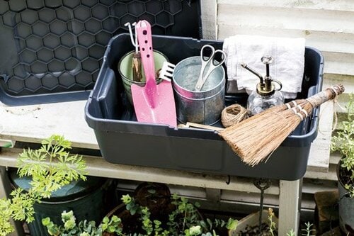 ガーデニング用品を一式収納できる IKEAのふた付きボックスは優秀 イメージ