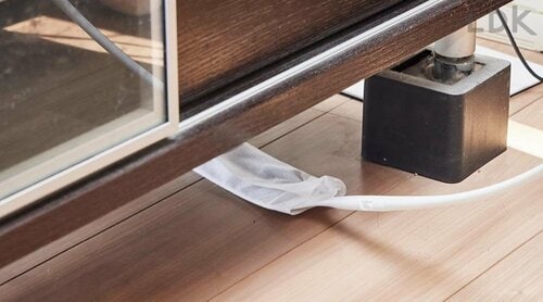 すきまワイパーでゴミを片側から1か所に集めるように掃く すきまワイパーおすすめ イメージ