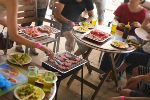 複数名家族がBBQをやっている風景