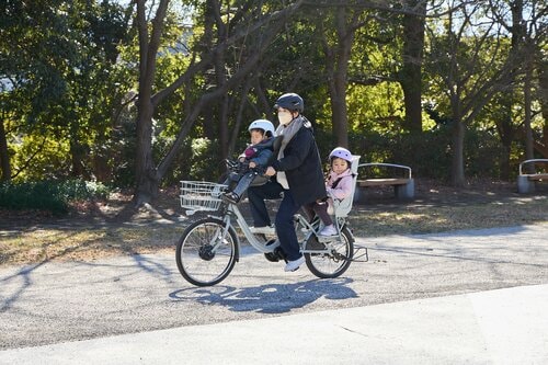前タイヤが大きく段差を乗り越えやすい 電動アシスト自転車おすすめ イメージ