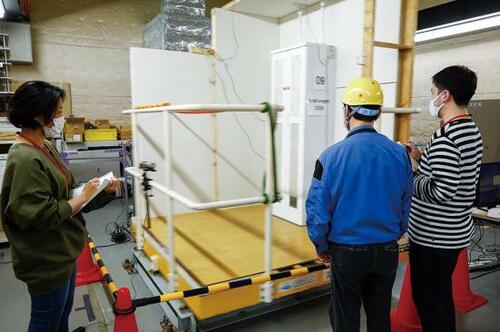 家具転倒防止パッド9製品中8製品は倒れにくくなりました イメージ2