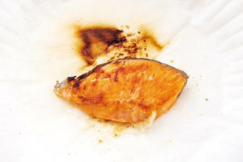 焼き魚:紙に焦げが見られた イメージ