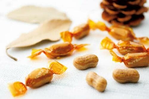 コロンとした形と食感がたまらない ピーナッツクランチキャンディ イメージ