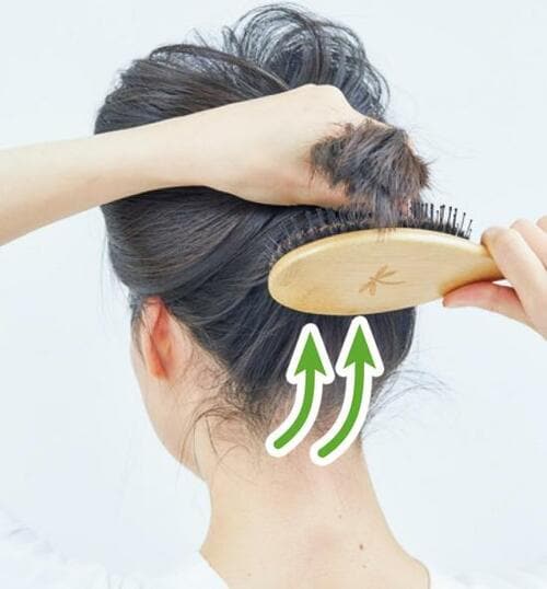 <夜> STEP3:生え際から頭頂部にとかす
