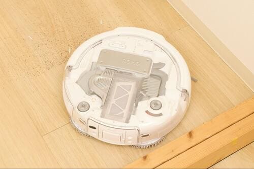 DJI ROMO Pがゴミを吸い込む様子