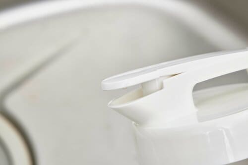 水切れが良く注ぎやすい 横置きできる冷水筒おすすめ イメージ5