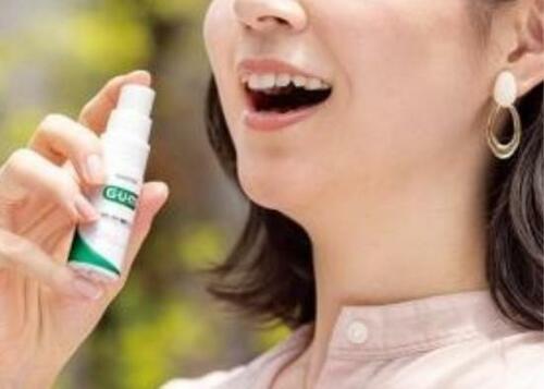 マウススプレーを使う女性の写真