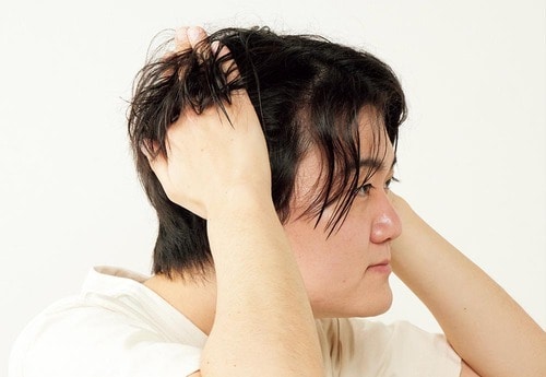 4:毛先中心に馴染ませる メンズヘアミルクおすすめ イメージ