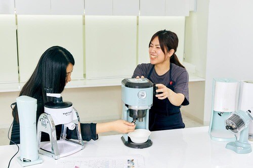 かき氷機をテストする料理家の桃世真弓さんとかき氷マニアのすもも蜜さん