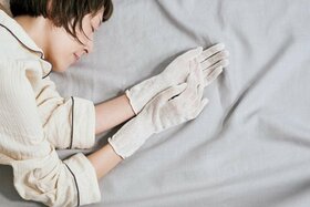 【ギフト】冬の夜は絹グローブで癒される！ ほっこりケア雑貨をLDKが紹介