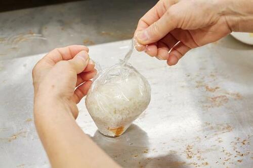 3:ねじった両端をほどけないように結び、手で軽く形を整える