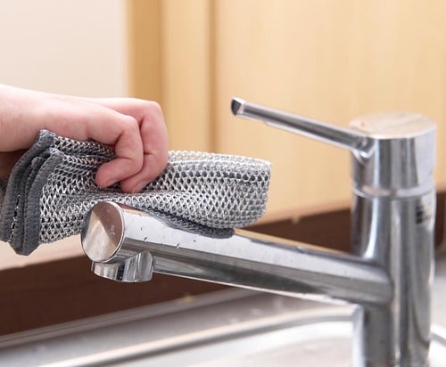 使い方STEP2:気になる水垢を軽い力でこする メッシュクロスおすすめ イメージ