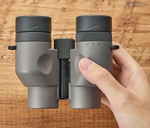 【ここがイチ推し!】手へのフィット感が抜群で片手でもポジションが安定。指がいい感じに収まります 双眼鏡おすすめ イメージ2