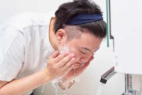 メンズ洗顔料を使う男性