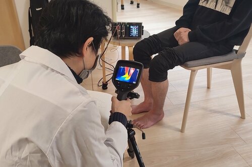 被験者の足の温まり具合をサーモカメラで撮影 イメージ