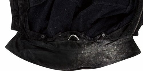 まずはカビ用ミストで表面を覆うカビを拭い去る イメージ3