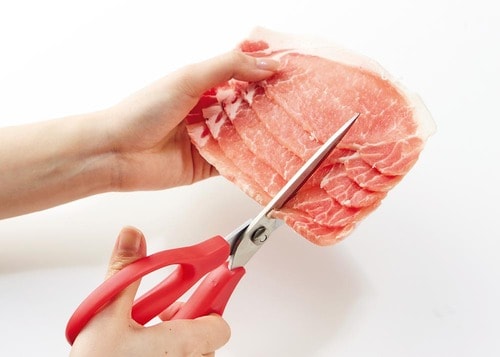 根本の太い刃を使えば半冷凍肉も切れる キッチンバサミおすすめ イメージ